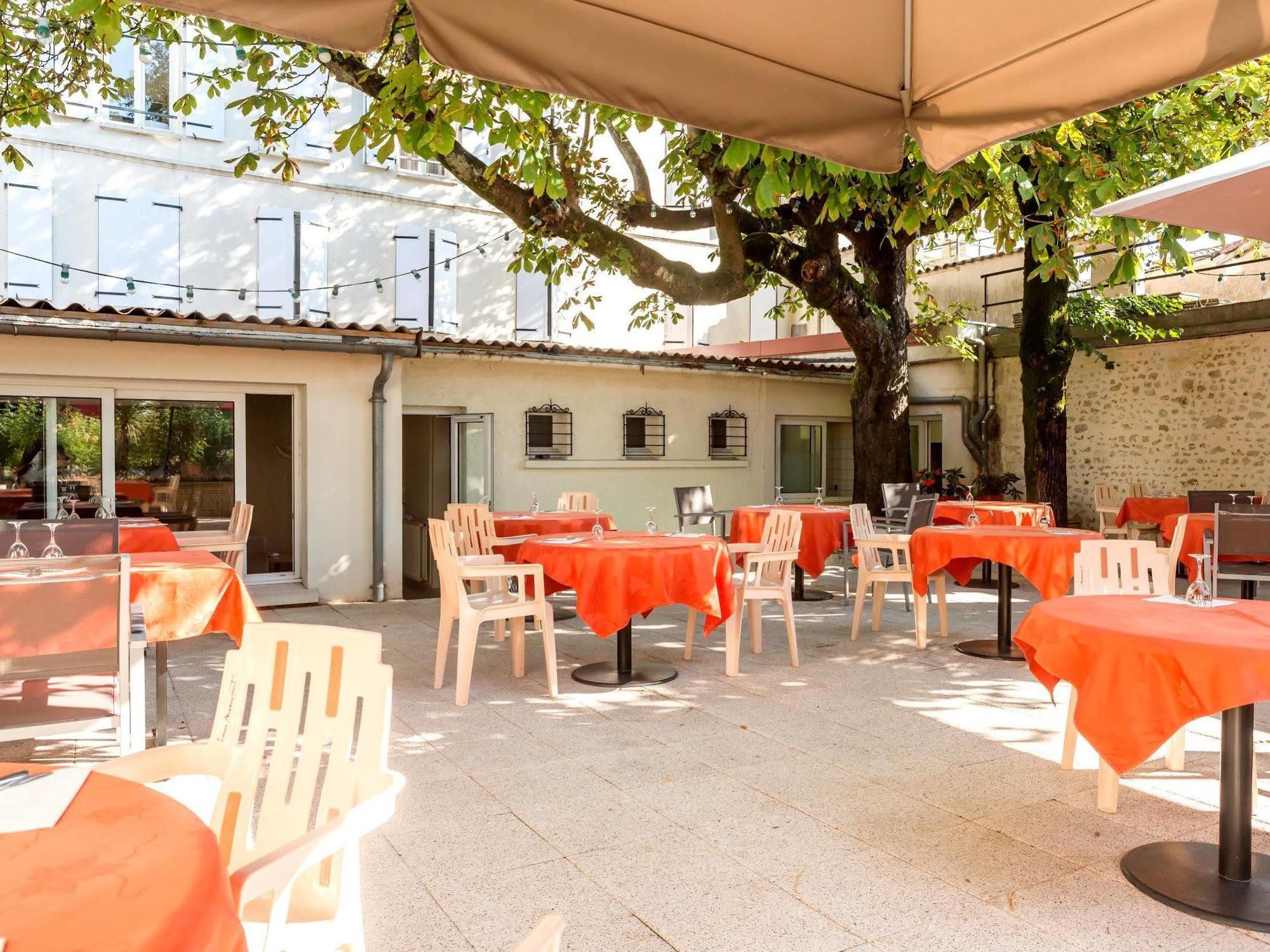 Hotel Restaurant La Boule D'Or Barbezieux-Saint-Hilaire Εξωτερικό φωτογραφία